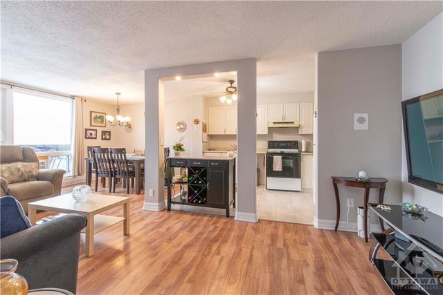 909 - 1505 Baseline Rd, Condo with 3 bedrooms, 2 bathrooms and 2 parking in Ottawa ON | Image 7