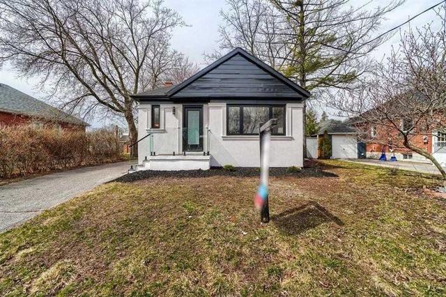 884 Grierson St, House detached with 2 bedrooms, 2 bathrooms and 4 parking in Oshawa ON | Image 1