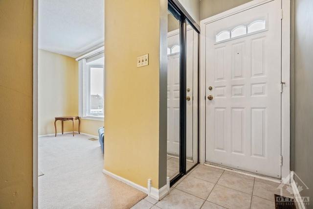 885 Greenbriar Ave, Townhouse with 3 bedrooms, 1 bathrooms and 2 parking in Ottawa ON | Image 4