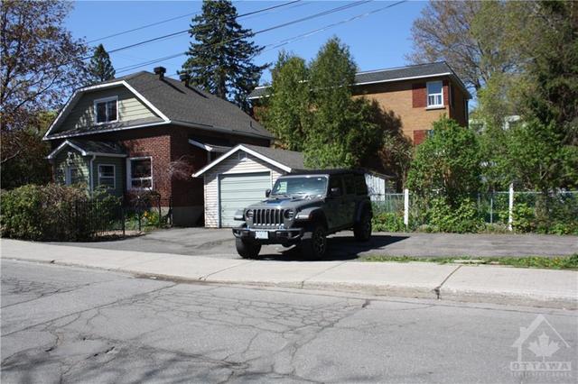 406 Marguerite Ave, House detached with 3 bedrooms, 2 bathrooms and 4 parking in Ottawa ON | Image 2