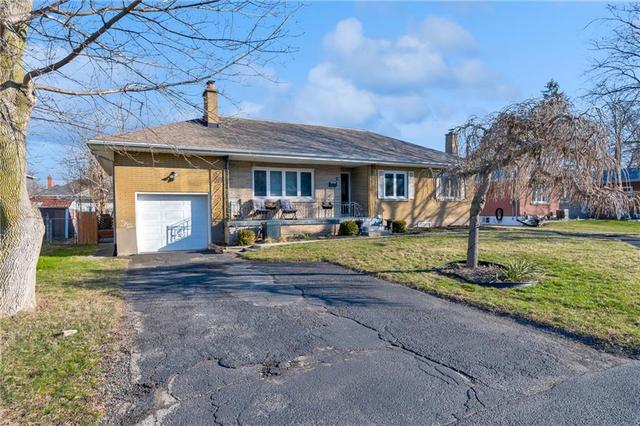 9 Jasper Dr, House detached with 3 bedrooms, 2 bathrooms and 6 parking in Stoney Creek ON | Image 2