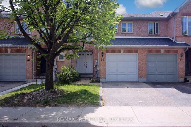 19 Gilgorm Rd, Townhouse with 3 bedrooms, 3 bathrooms and 2 parking in Brampton ON | Image 1