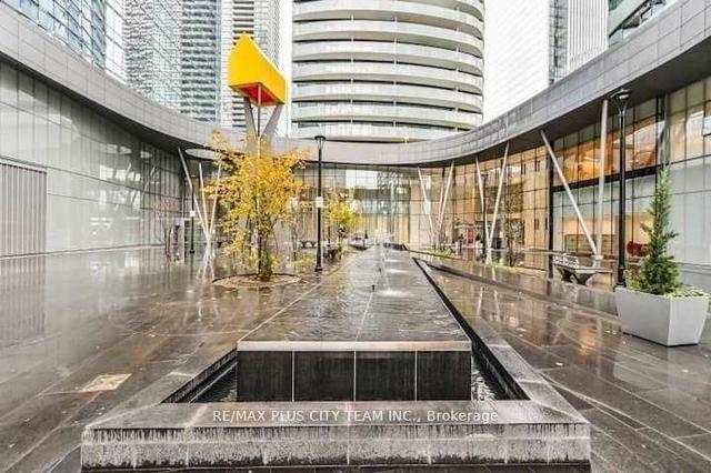 804 - 12 York St, Condo with 3 bedrooms, 2 bathrooms and 1 parking in Toronto ON | Image 25