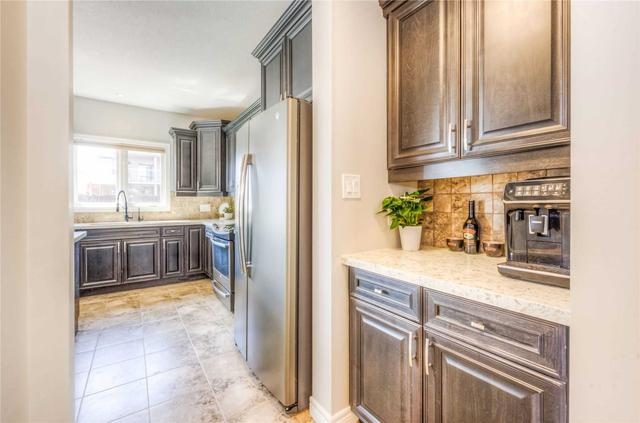 909 Manorbrook Crt, House detached with 5 bedrooms, 3 bathrooms and 4 parking in Kitchener ON | Image 2
