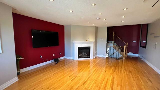 803 Escobar Cres, House detached with 3 bedrooms, 3 bathrooms and 6 parking in Mississauga ON | Image 2