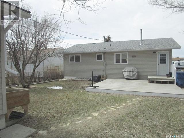 125 4th St W, House detached with 4 bedrooms, 2 bathrooms and null parking in Coronach SK | Image 2