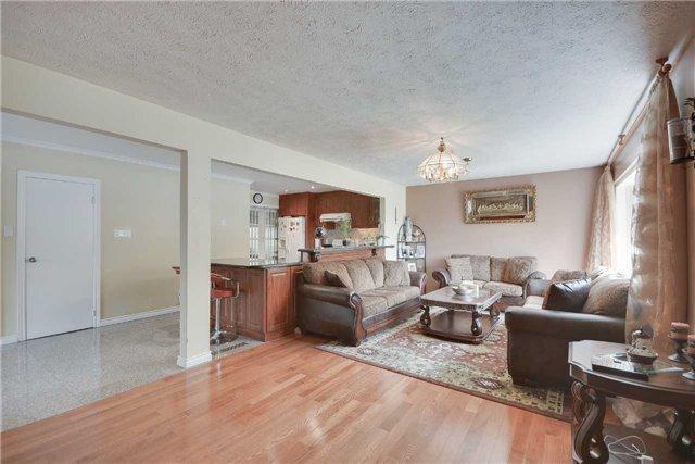 MAIN - 18 Lamberton Blvd, House detached with 4 bedrooms, 1 bathrooms and 2 parking in North York ON | Image 7