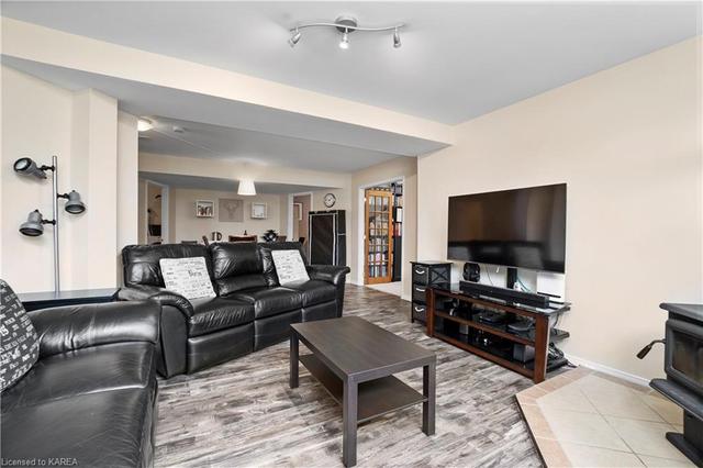 886 Irving Crt, House detached with 4 bedrooms, 2 bathrooms and 4 parking in Kingston ON | Image 28