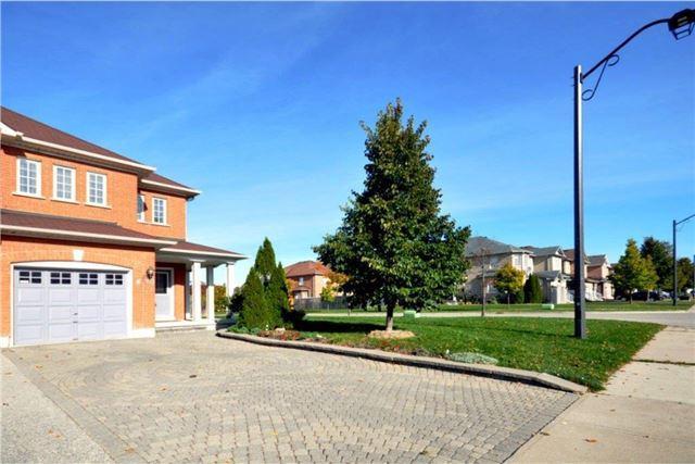 883 Tambourine Terr, House semidetached with 3 bedrooms, 4 bathrooms and 4 parking in Mississauga ON | Image 3