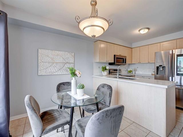 884 Scollard Crt, Townhouse with 3 bedrooms, 2 bathrooms and 2 parking in Mississauga ON | Image 2