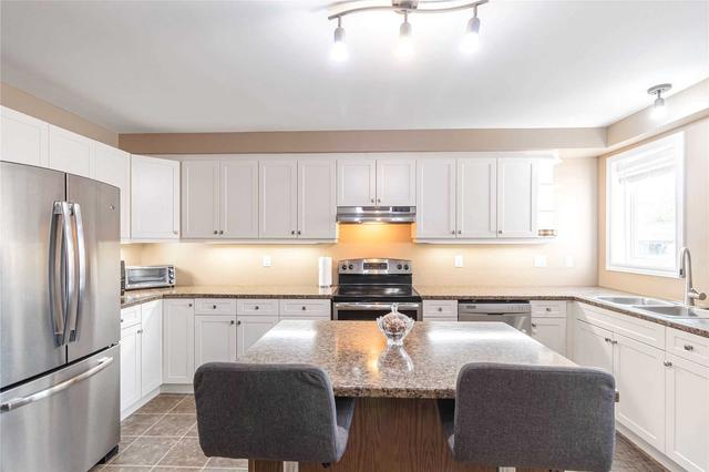 909 Silverfox Cres, House attached with 3 bedrooms, 3 bathrooms and 3 parking in London ON | Image 2