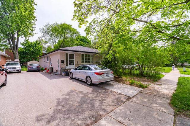 197 A Cedarvale Cres, House detached with 6 bedrooms, 3 bathrooms and 3 parking in Waterloo ON | Image 1