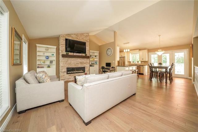 8850 Timberwood Trail, House detached with 3 bedrooms, 3 bathrooms and 10 parking in Grand Bend ON | Image 2