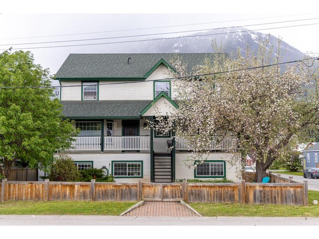 691 7th Ave, House detached with 8 bedrooms, 7 bathrooms and null parking in Fernie BC | Image 1
