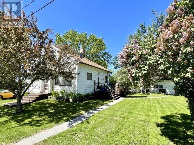 616 18 Th Ave N, House detached with 4 bedrooms, 2 bathrooms and null parking in Kenora ON | Image 2