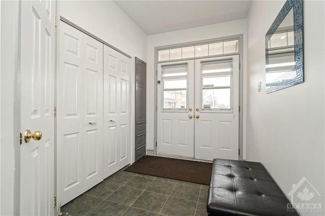 1778 Jersey St, Townhouse with 3 bedrooms, 2 bathrooms and 3 parking in Ottawa ON | Image 3