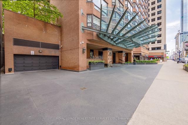703 - 1166 Bay St, Condo with 2 bedrooms, 2 bathrooms and 1 parking in Toronto ON | Image 12