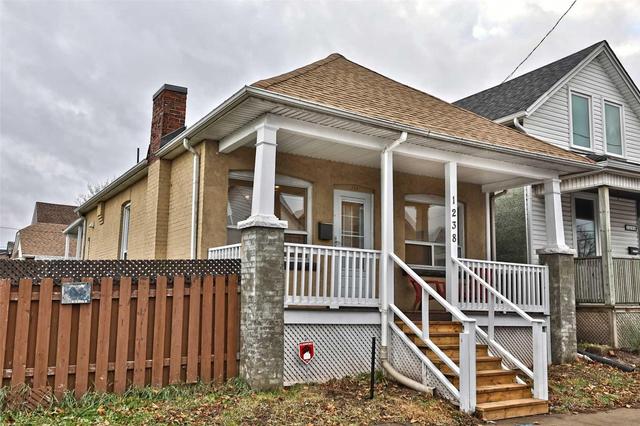 1238 Cannon St E, House detached with 3 bedrooms, 2 bathrooms and 4 parking in Hamilton ON | Image 1