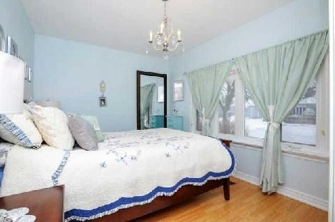 908 10 Th St, House detached with 3 bedrooms, 2 bathrooms and 3 parking in Mississauga ON | Image 7