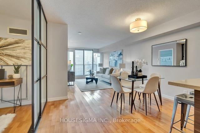 909 - 111 Elizabeth St, Condo with 1 bedrooms, 1 bathrooms and 1 parking in Toronto ON | Image 3