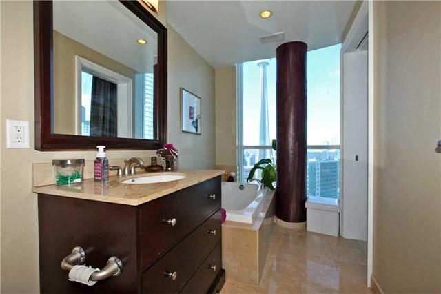 PH-1 - 8 York Rd, Condo with 2 bedrooms, 2 bathrooms and 1 parking in North York ON | Image 12