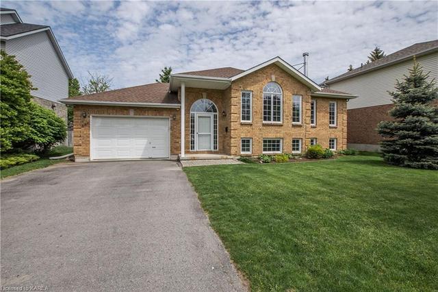 886 Irving Crt, House detached with 4 bedrooms, 2 bathrooms and 4 parking in Kingston ON | Image 1
