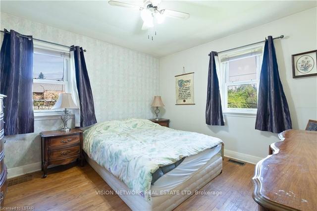 42 Cronyn Cres, House detached with 2 bedrooms, 2 bathrooms and 3 parking in London ON | Image 4