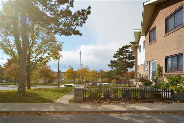 05 - 10 Grandravine Dr, Townhouse with 3 bedrooms, 3 bathrooms and 1 parking in North York ON | Image 2