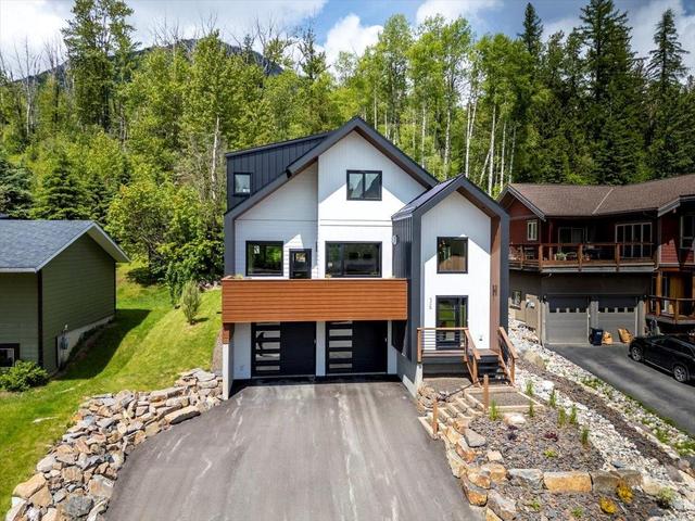 36 Aspen Cres, House detached with 4 bedrooms, 3 bathrooms and 4 parking in Fernie BC | Image 1