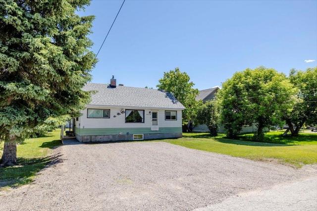 1022 10th Ave, House detached with 3 bedrooms, 1 bathrooms and 4 parking in Fernie BC | Image 2