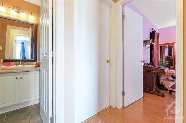 H - 20 Hart Ave, House attached with 2 bedrooms, 2 bathrooms and 1 parking in Ottawa ON | Image 23