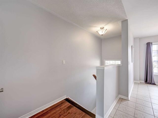 884 Scollard Crt, Townhouse with 3 bedrooms, 2 bathrooms and 2 parking in Mississauga ON | Image 34