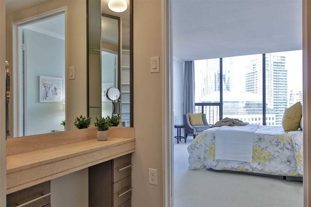 PH-12 - 55 Harbour Sq, Condo with 2 bedrooms, 2 bathrooms and 2 parking in Toronto ON | Image 11