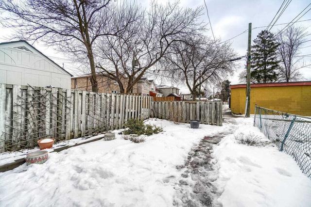 885 Pape Ave, House semidetached with 3 bedrooms, 2 bathrooms and 2 parking in East York ON | Image 18
