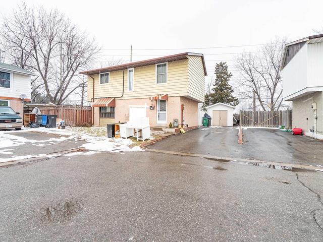 9 Huronia Crt, House detached with 3 bedrooms, 2 bathrooms and 2 parking in Brampton ON | Image 2