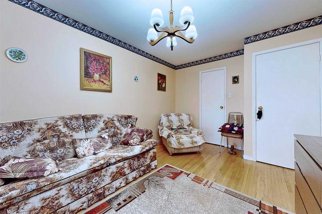 884 Flagship Dr, House semidetached with 3 bedrooms, 2 bathrooms and 3 parking in Mississauga ON | Image 11