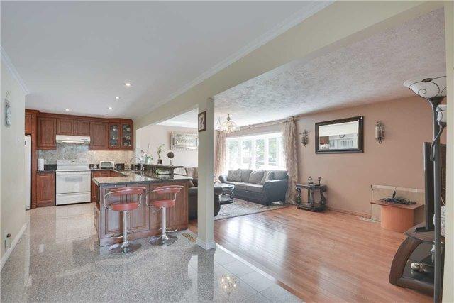 MAIN - 18 Lamberton Blvd, House detached with 4 bedrooms, 1 bathrooms and 2 parking in North York ON | Image 5