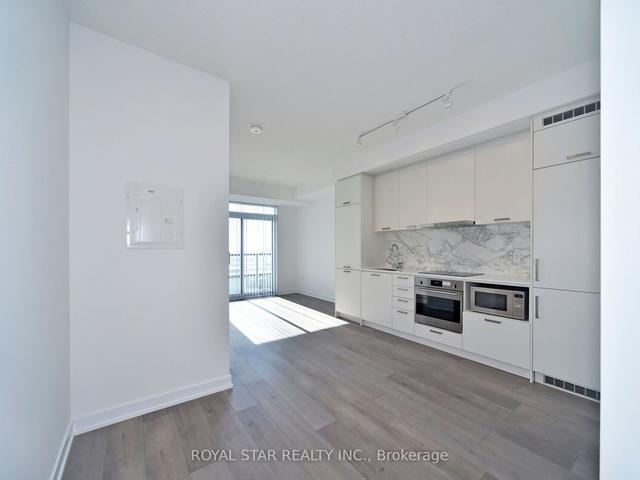 909 - 10 Honeycrisp Cres, Condo with 2 bedrooms, 2 bathrooms and 1 parking in Vaughan ON | Image 8