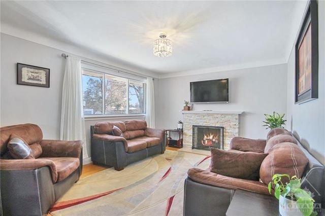 886 Duberry St, House detached with 3 bedrooms, 1 bathrooms and 6 parking in Ottawa ON | Image 3