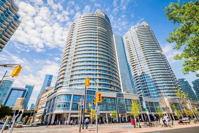 803 - 218 Queens Quay W, Condo with 1 bedrooms, 2 bathrooms and 1 parking in Toronto ON | Image 1