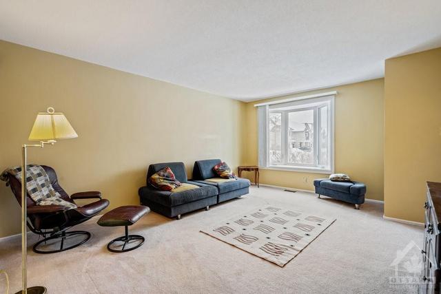 885 Greenbriar Ave, Townhouse with 3 bedrooms, 1 bathrooms and 2 parking in Ottawa ON | Image 6