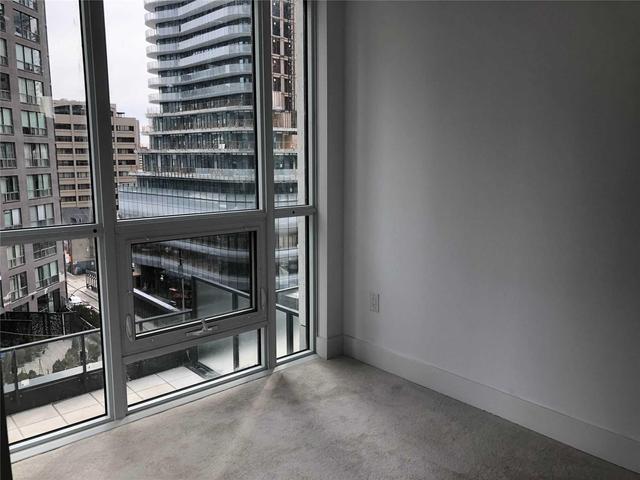 803 - 955 Bay St, Condo with 2 bedrooms, 2 bathrooms and 0 parking in Toronto ON | Image 3