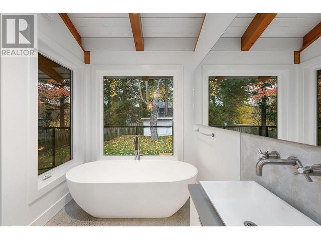 40215 Kintyre Dr, House detached with 4 bedrooms, 5 bathrooms and 2 parking in Squamish BC | Image 22
