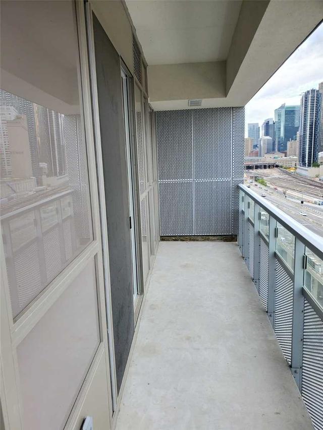 PH17 - 85 Wood St, Condo with 2 bedrooms, 1 bathrooms and 0 parking in Toronto ON | Image 4