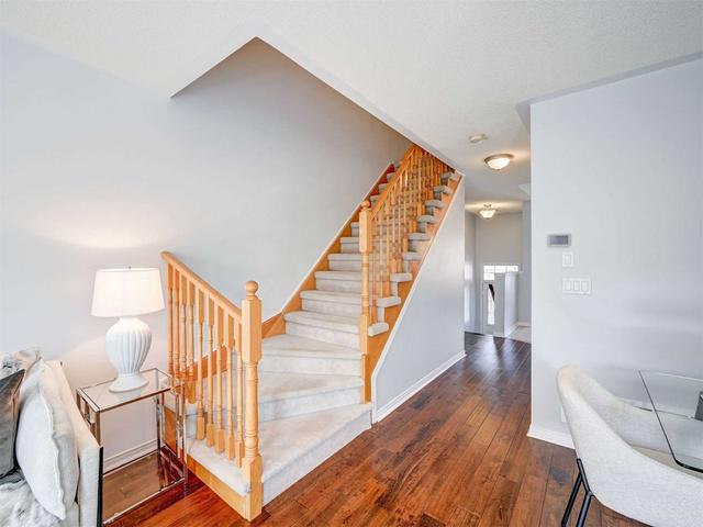 884 Scollard Crt, Townhouse with 3 bedrooms, 2 bathrooms and 2 parking in Mississauga ON | Image 9