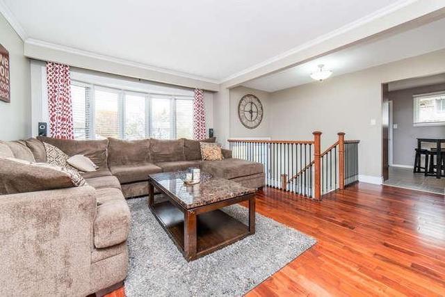 885 Carnaby Cres, House detached with 3 bedrooms, 2 bathrooms and 5 parking in Oshawa ON | Image 5
