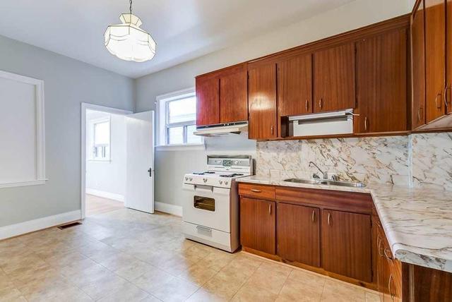 MAIN - 388 Crawford St, House semidetached with 2 bedrooms, 1 bathrooms and 1 parking in Toronto ON | Image 7