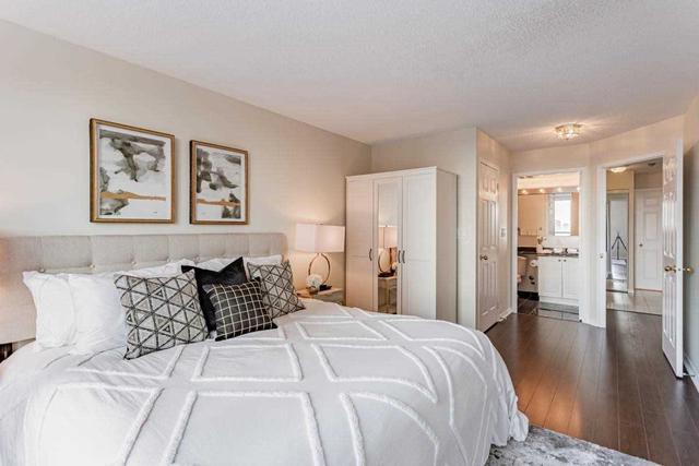 909 - 29 Pemberton Ave, Condo with 2 bedrooms, 2 bathrooms and 1 parking in North York ON | Image 2