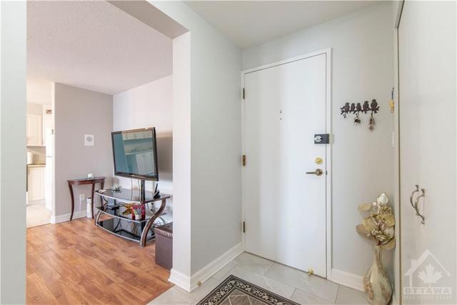 909 - 1505 Baseline Rd, Condo with 3 bedrooms, 2 bathrooms and 2 parking in Ottawa ON | Image 5