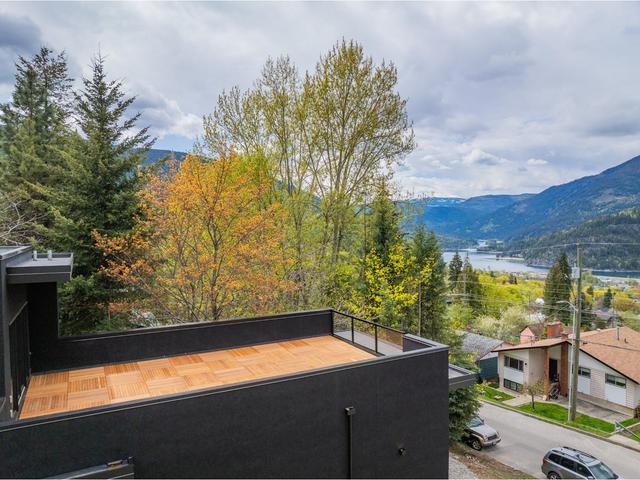 B - 616 Richards St, House detached with 3 bedrooms, 3 bathrooms and 2 parking in Nelson BC | Image 6